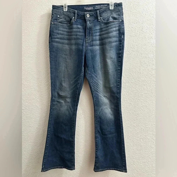 2/40$Signature By Levi's Modern Bootcut Jeans Women's Size 12/31X32 Blue MidRise - Picture 1 of 7